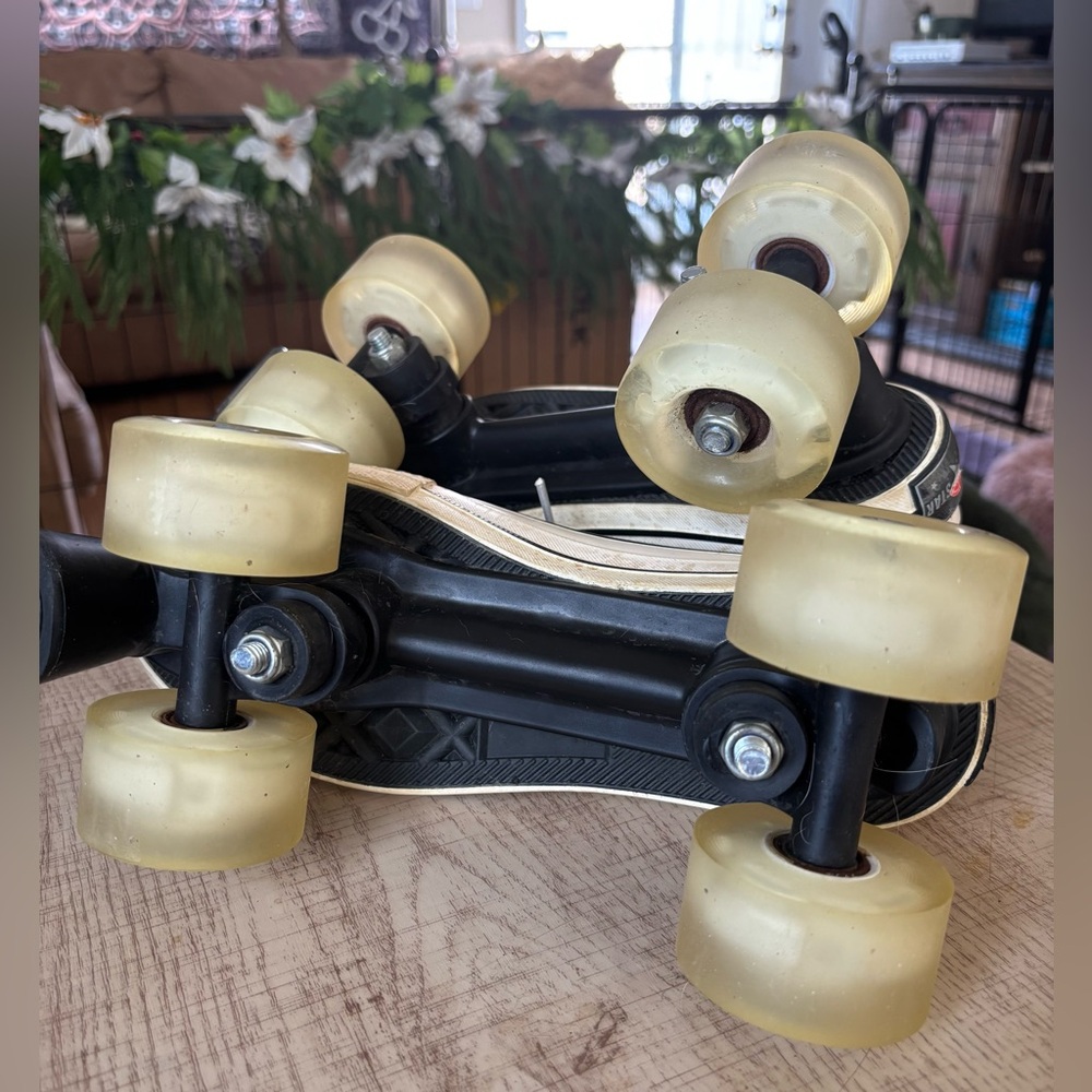 Even Star Chuck-Style Roller Skates - Picture 3 of 7